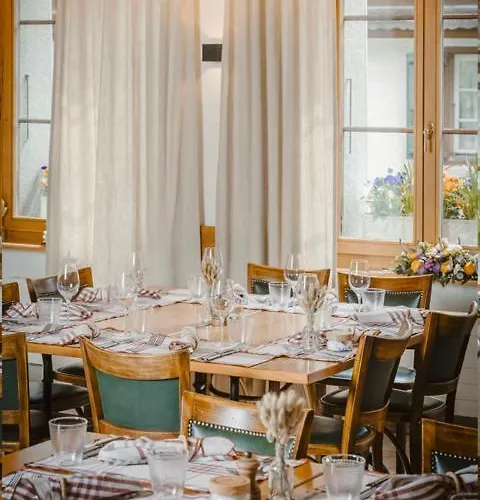 Hotel De Commune - *